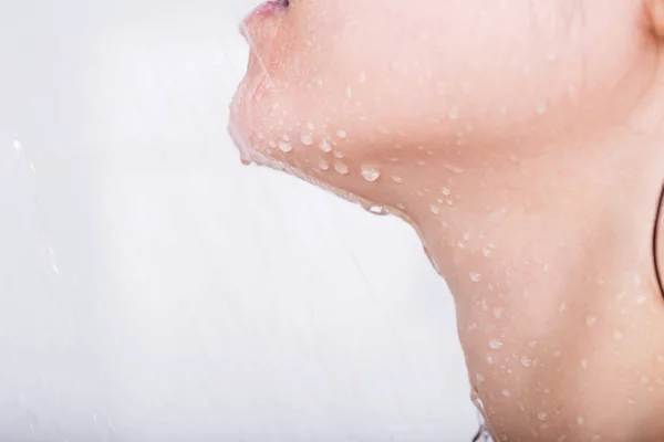 Шея женщины, принимающей душ — стоковое фото