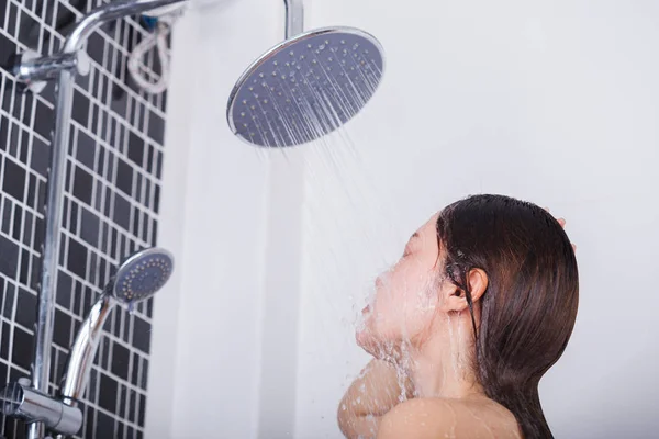 Frau wäscht sich ihr Gesicht durch Regendusche — Stockfoto