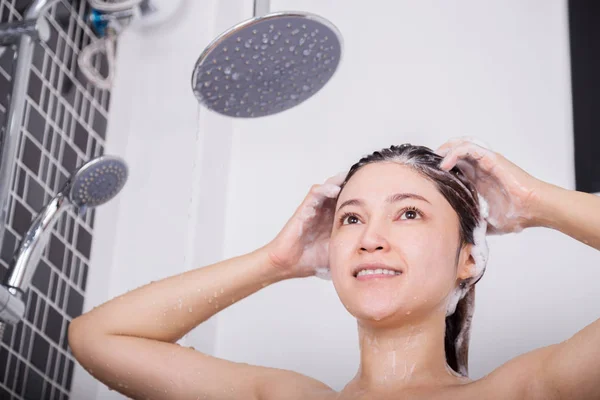 Mulher lavar a cabeça e o cabelo por shampoo — Fotografia de Stock