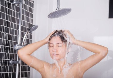 kadın yağmur duş baş ve saç şampuanı tarafından yıkama