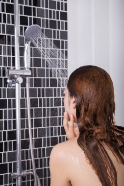 Kadın duş, dikiz yüzünü yıkıyor