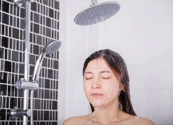 Frau wäscht sich unter Regendusche Haare und Gesicht — Stockfoto