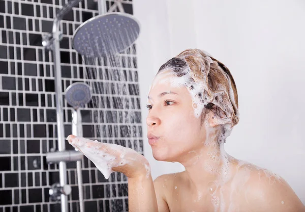 Mulher feliz cabeça de lavagem com shampoo e chuveiro — Fotografia de Stock