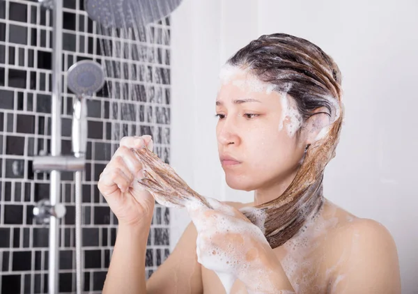 Mujer infeliz cabeza de lavado con champú y ducha —  Fotos de Stock
