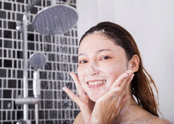 女人洗脸洗澡发泡工艺 — 图库照片