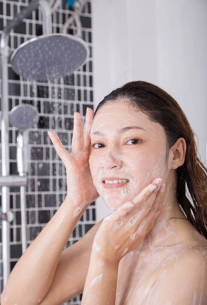 Femeie spălare față în spumă de duș — Fotografie, imagine de stoc