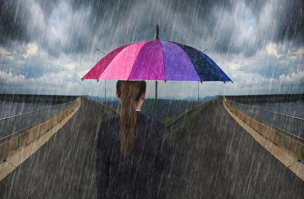 Επιχειρήσεων γυναίκα κρατώντας ομπρέλα με βροχή που πέφτει στο σταυροδρόμι — Φωτογραφία Αρχείου