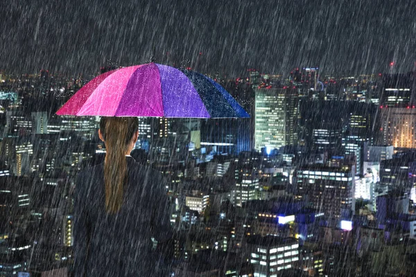 Επιχειρήσεων γυναίκα κρατώντας πολύχρωμα ομπρέλα με βροχή που πέφτει ένα — Φωτογραφία Αρχείου