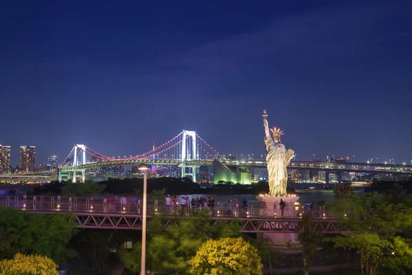 Tourists enjoy the view of the Tokyo Bay from Odaiba with the st — Stock Photo, Image