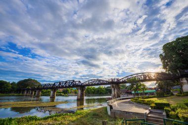 Gökyüzü ve güneş Kanchanaburi, Tayland için Kwai Köprüsü Nehri