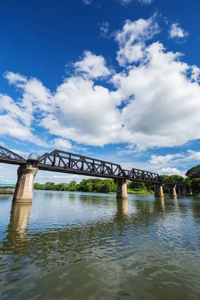 Kanchanaburi, Tayland için gökyüzü ile Kwai Köprüsü Nehri