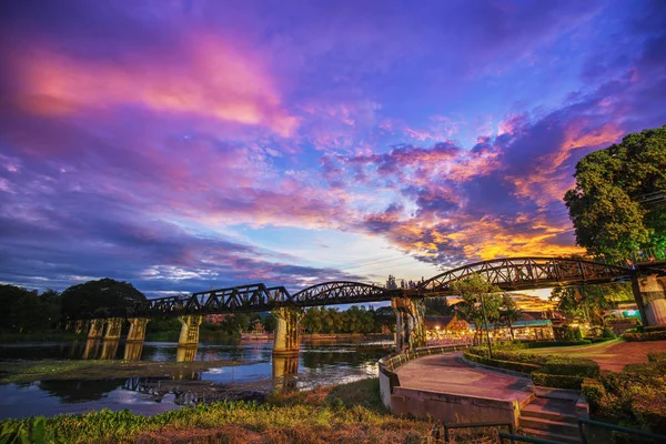 Kanchanaburi, Thail alacakaranlıkta, gün batımı ile Kwai Köprüsü Nehri