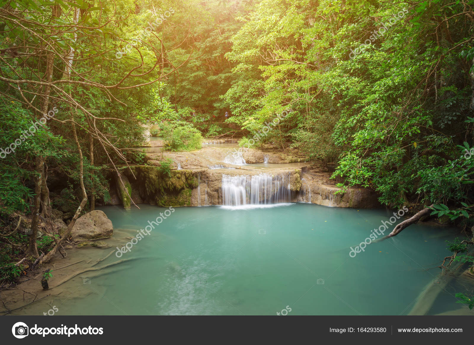 エラワンの滝カンチャナブリ タイで ストック写真 C Geargodz