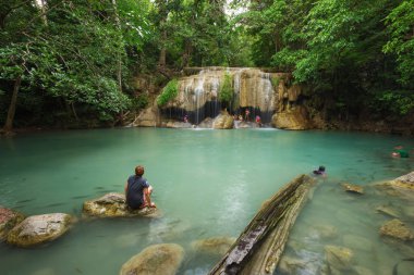 İnsanlar seyahat ve banyo Erawan şelale, Tayland