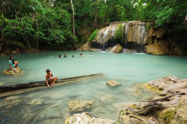 İnsanlar seyahat ve banyo Erawan şelale, Tayland