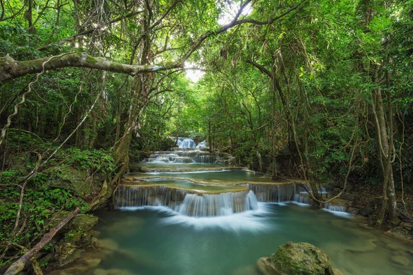 Nivå 1 i Huay Mae Kamin vattenfall i Khuean Srinagarindra Nati — Stockfoto