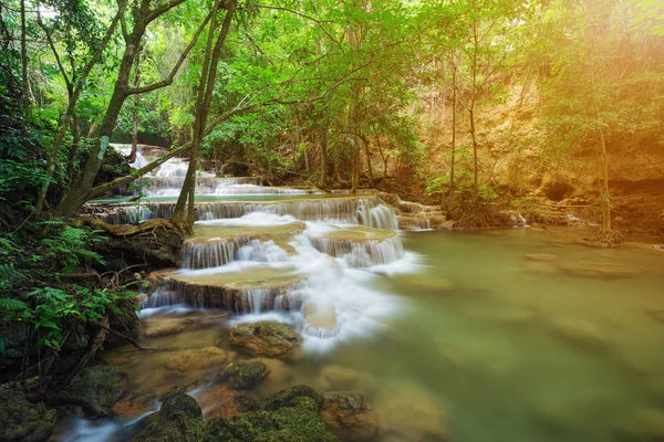 Úroveň 1 Huay Mae Kamin vodopád v Khuean Srinagarindra Nati — Stock fotografie