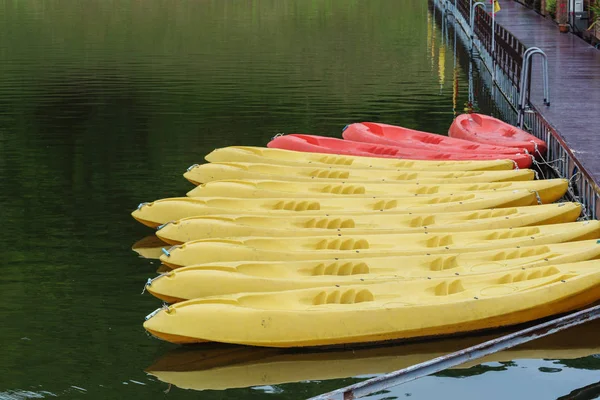 Kajak Bootsparkplatz auf dem Fluss — Stockfoto