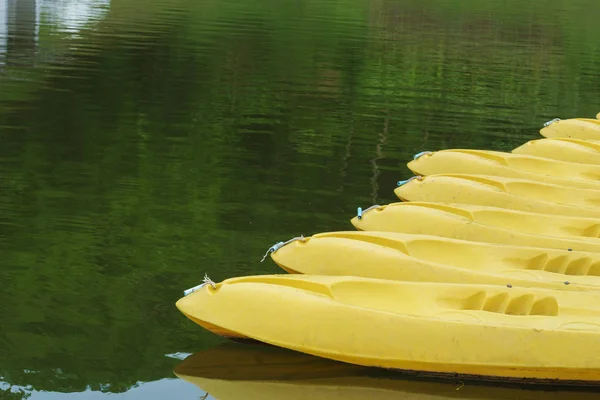 Parcheggio barca kayak sul fiume — Foto Stock