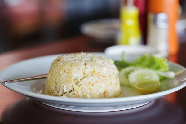 Arroz frito tailandês na mesa — Fotografia de Stock