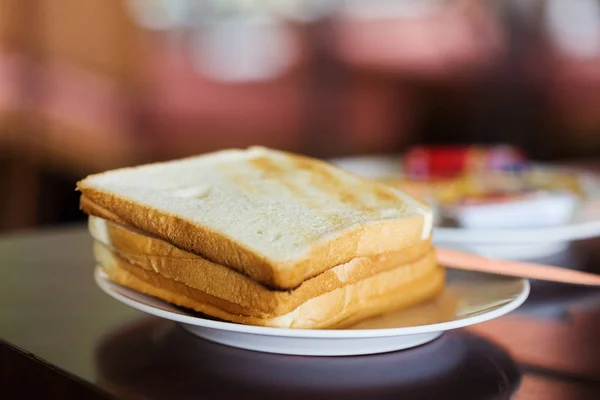 Тост хліб в тарілці — стокове фото