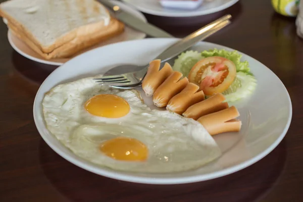 Café da manhã (ovo frito e cachorro-quente e pão ) — Fotografia de Stock