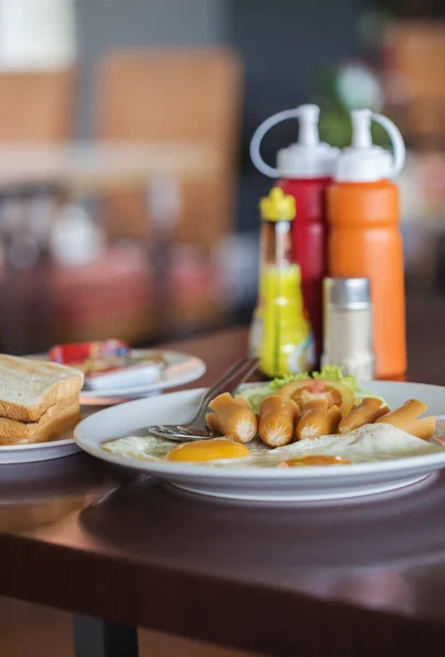 Desayuno (huevo frito, perrito caliente y pan) ) —  Fotos de Stock