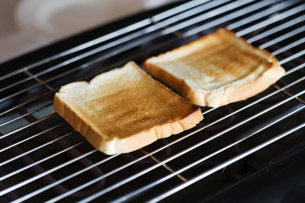 Pan tostado en tostadora —  Fotos de Stock