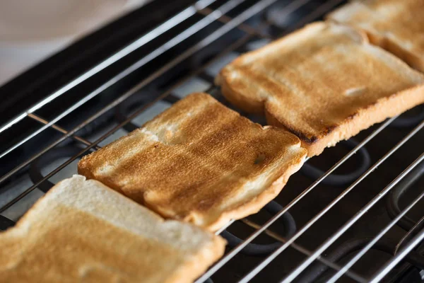 Pane tostato sul tostapane — Foto Stock