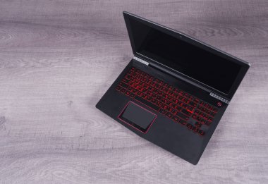 ahşap arka plan üzerinde dizüstü bilgisayar