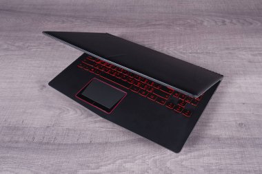 ahşap arka plan üzerinde dizüstü bilgisayar