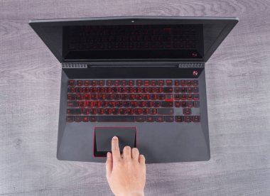 touchpad bir dizüstü bilgisayarda çalışan iş el