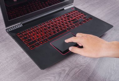 touchpad bir dizüstü bilgisayarda çalışan iş el