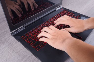 iş el tipik dizüstü klavye