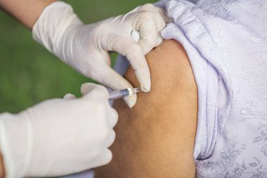 bir hasta için bir aşı veren doktor