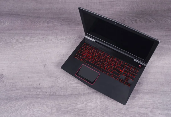 ahşap arka plan üzerinde dizüstü bilgisayar