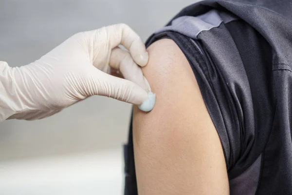 Disinfeksi kulit lengan dengan kapas setelah memberikan vaksin — Stok Foto