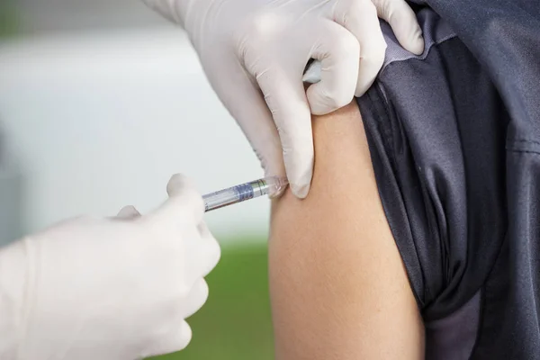 Läkare som ger ett vaccin för en patient — Stockfoto