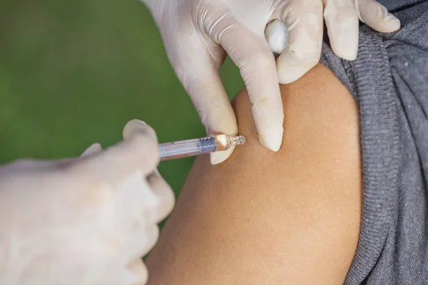 Médico que administra una vacuna a un paciente — Foto de Stock