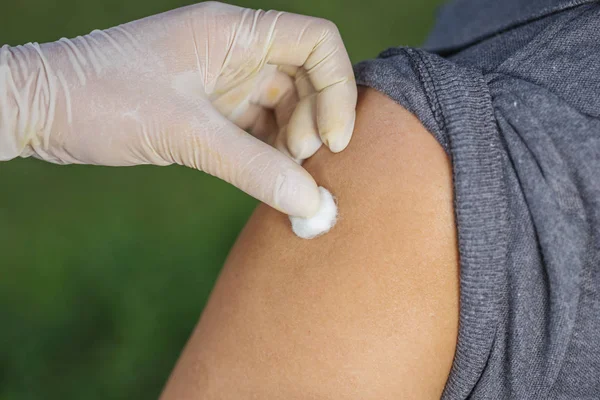 Desinficering arm huden av bomull efter att ge vaccinet — Stockfoto