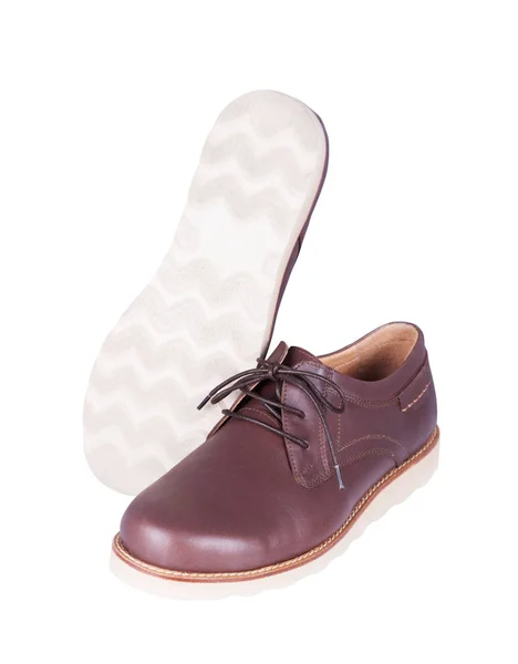 Brązowe skórzane męskie buty na białym tle — Zdjęcie stockowe