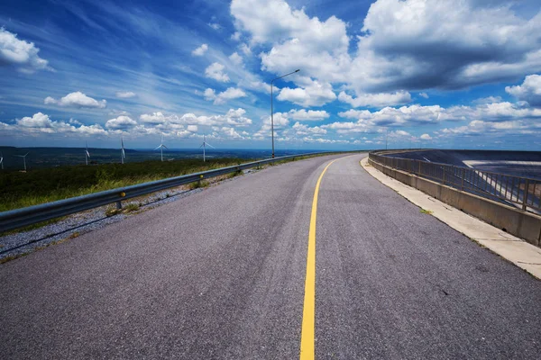 Asphaltstraße mit blauem Himmel — Stockfoto