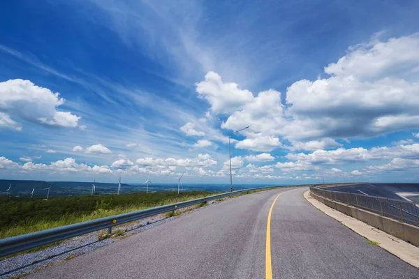 Asfaltová cesta s modrou oblohou — Stock fotografie