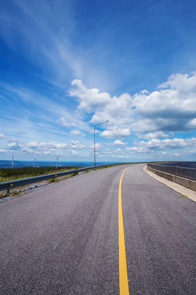 Mavi gökyüzü ile asfalt yol — Stok fotoğraf