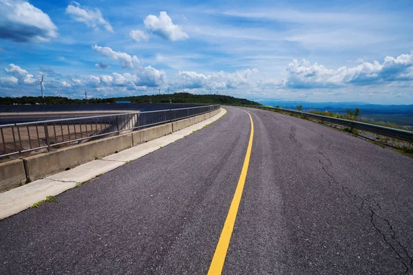 Camino de asfalto con cielo azul — Foto de Stock