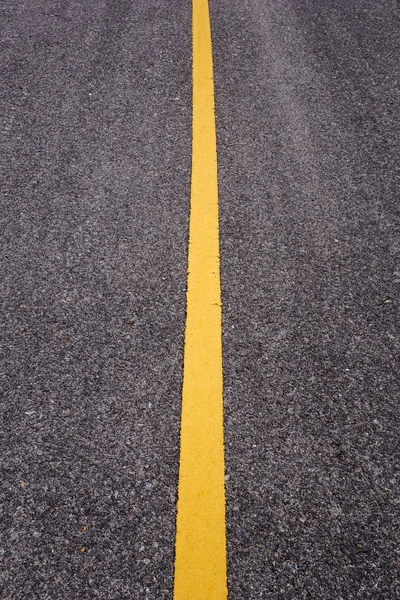 Asfalterad väg med gula linjen — Stockfoto