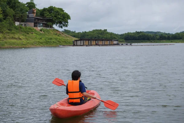 Uomo a remi in barca in kayak in Thailandia — Foto Stock