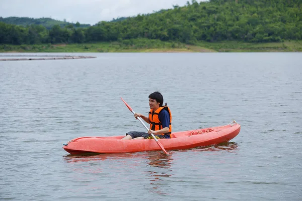 Mann paddelt in einem Kajakboot in Thailand — Stockfoto