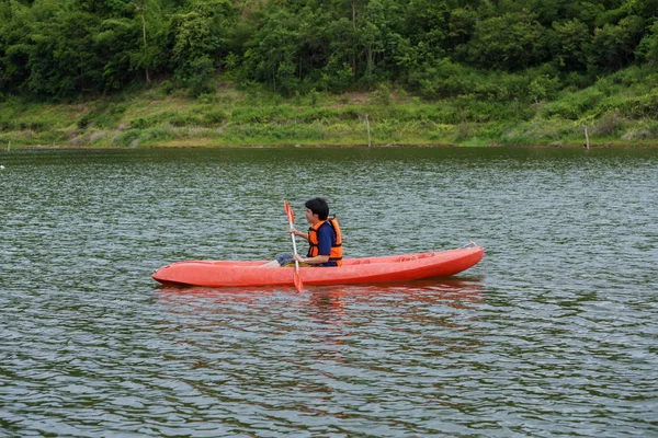 Людина дитячий на байдарках човні в Таїланді — стокове фото