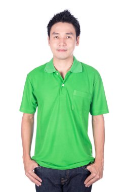 Beyaz arka plan üzerinde izole yeşil polo tişörtlü adam